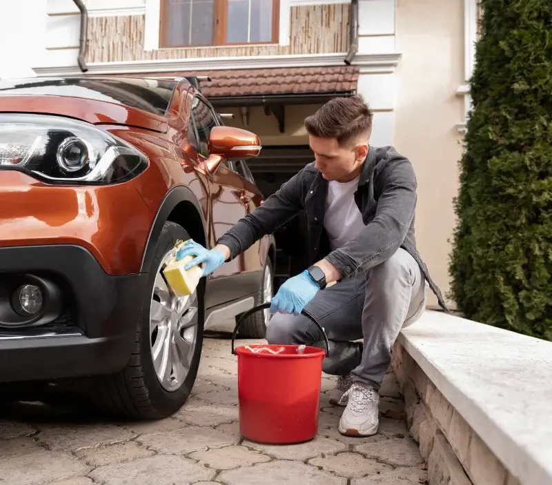 Lavage auto à domicile Orcines : professionnel intervenant sur un véhicule
